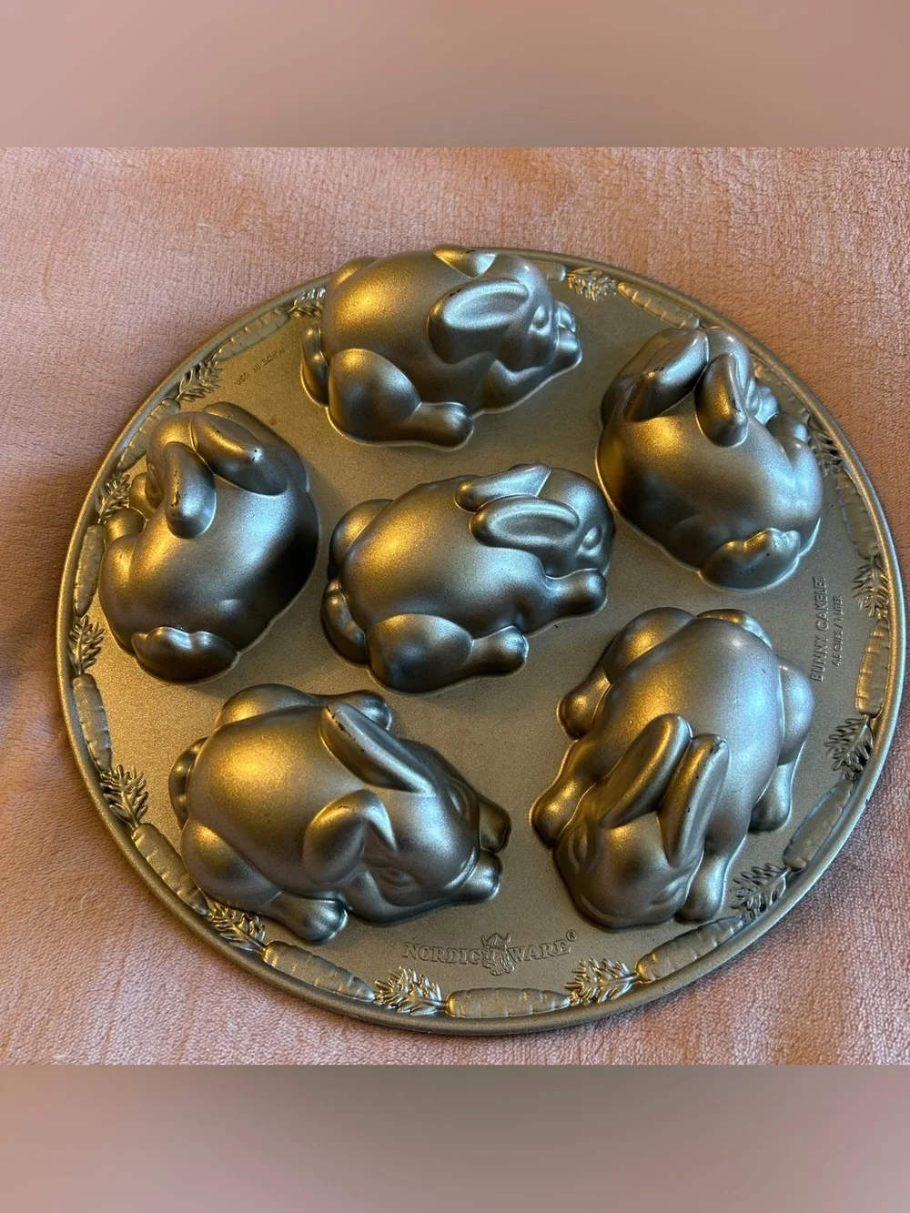 Nordic Ware Bunny Cakelet pan non stick cast aluminum bake pan hood 4.5 cups